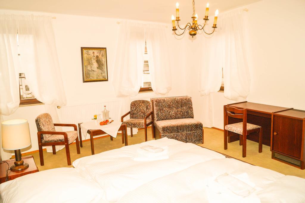 Schlosshotel Hoefingen เลออนแบร์ก ภายนอก รูปภาพ